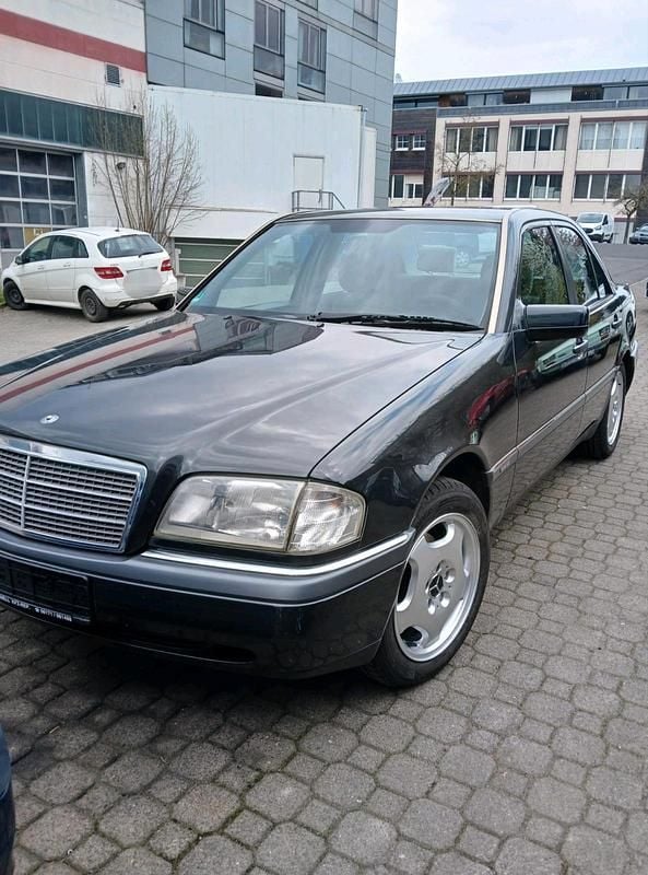 Gebraucht Mercedes C180 122 PS (89 kW) 1995 Andere farben Limousine