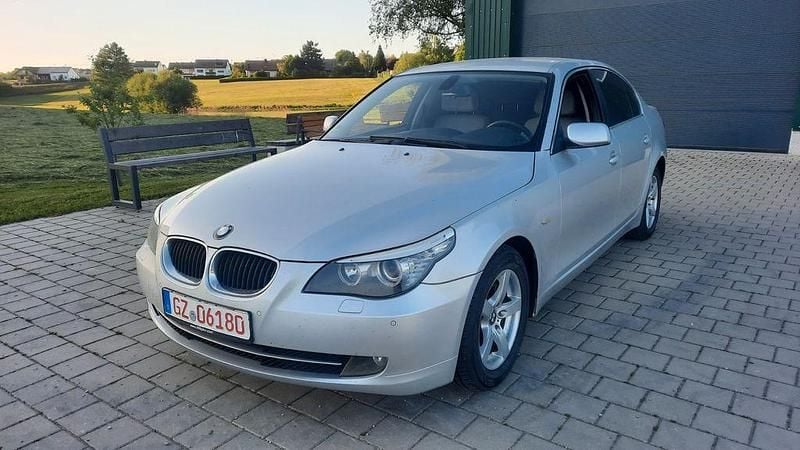 Silber Gebraucht 2008 BMW 523 Advantage Limousine | 2.590 € (Superpreis) - Bild 1/4
