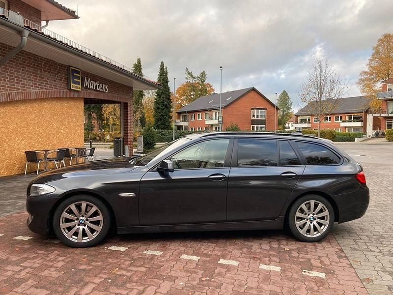 Schwarz Gebraucht 2012 BMW 530 Sport Line Kombi | 10.985 € (Guter Preis) - Bild 1/4