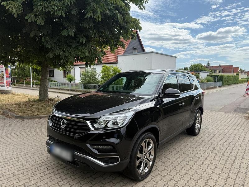 Schwarz Gebraucht 2018 Ssangyong Rexton Sapphire SUV | 18.950 € (Fairer Preis) - Bild 1/4