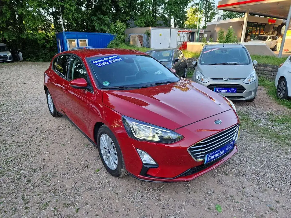 Używany Ford Focus 125 KM (91 kW) 2021 Czerwony Sedan/Limuzyna