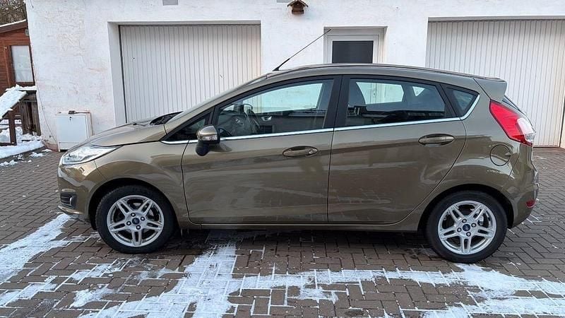 Gebraucht Ford Fiesta Titanium 125 PS (91 kW) 2014 Braun Limousine
