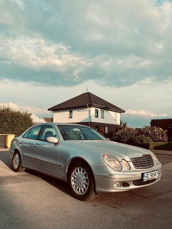 Grau Gebraucht 2005 Mercedes E200 Limousine | 2.000 € - Bild 1/4