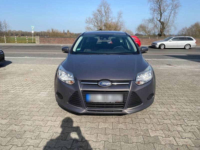Gebraucht Ford Focus 101 PS (74 kW) 2013 Grau Kombi