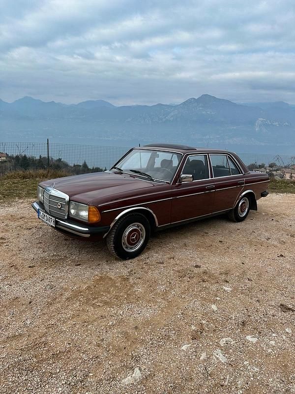 Gebraucht Mercedes 240 72 PS (52 kW) 1983 Rot Limousine