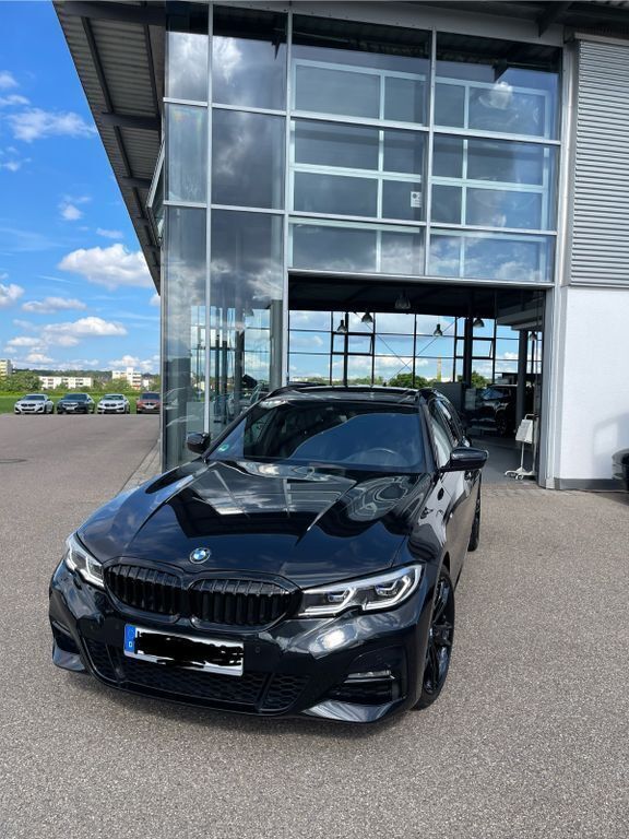 Schwarz Gebraucht 2021 BMW 320 M Sport Kombi | 28.400 € (Guter Preis) - Bild 1/4