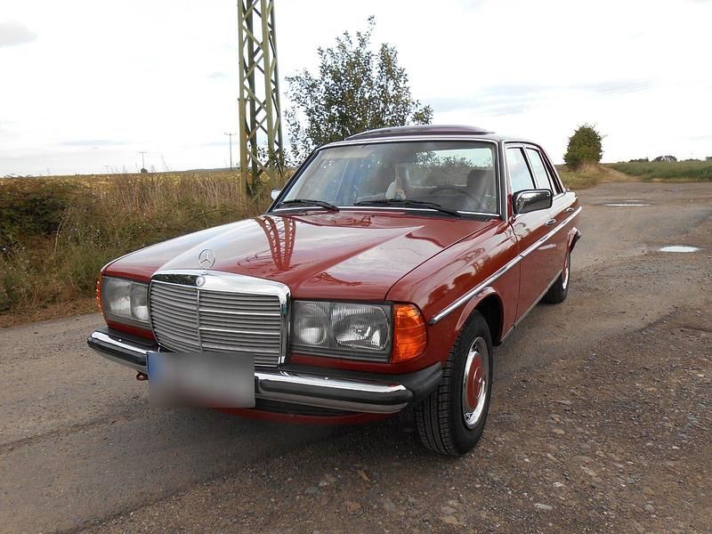 Gebraucht Mercedes 200 109 PS (80 kW) 1982 Orange Limousine