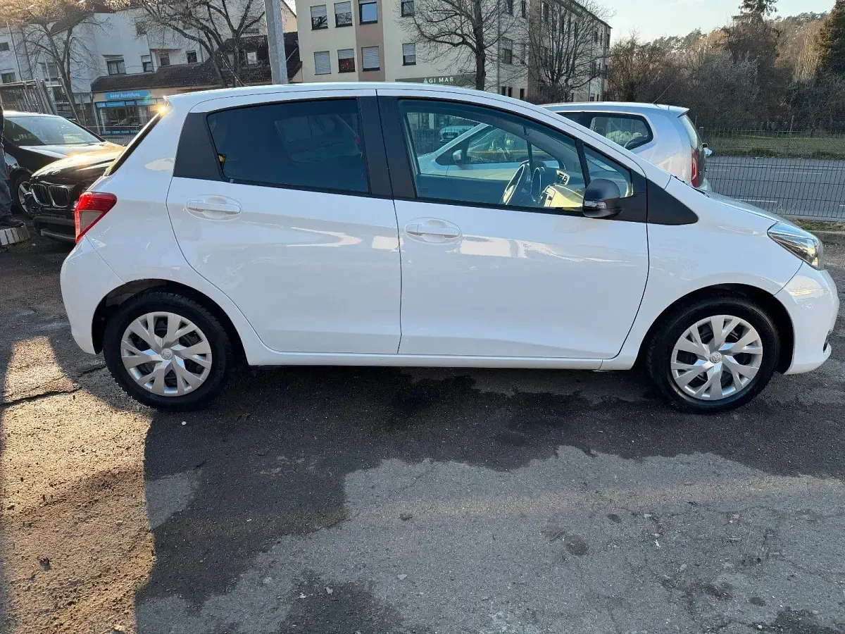 Gebraucht Toyota Yaris Edition 69 PS (50 kW) 2013 Weiß Kleinwagen