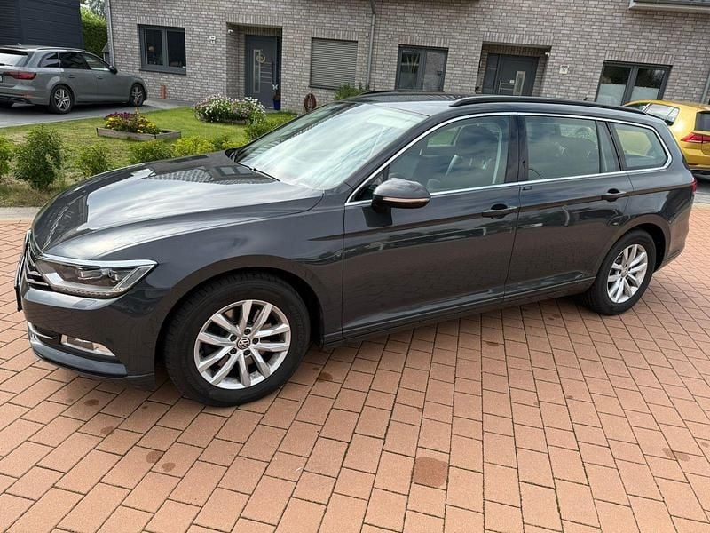 Grau Gebraucht 2019 VW Passat Comfortline Kombi | 13.600 € (Guter Preis) - Bild 1/4