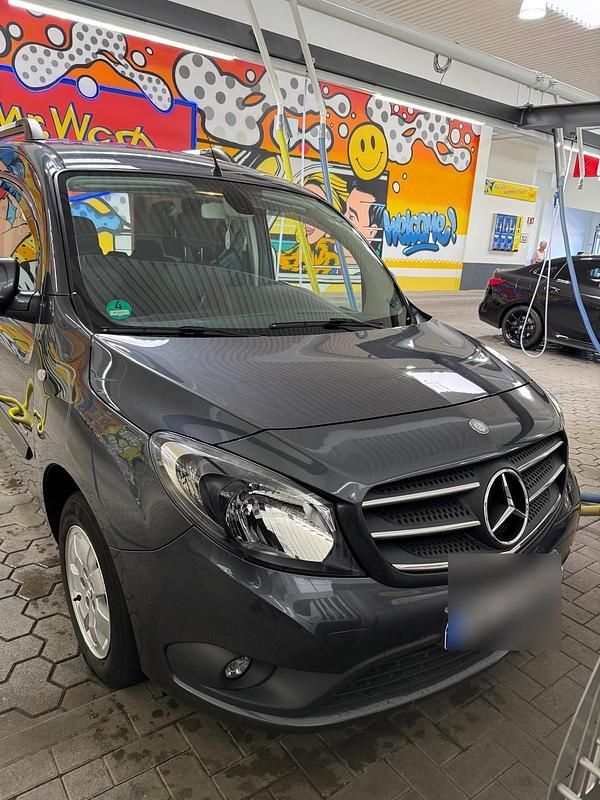 Grau Gebraucht 2018 Mercedes Citan 111 Kombi | 11.900 € (Fairer Preis) - Bild 1/4