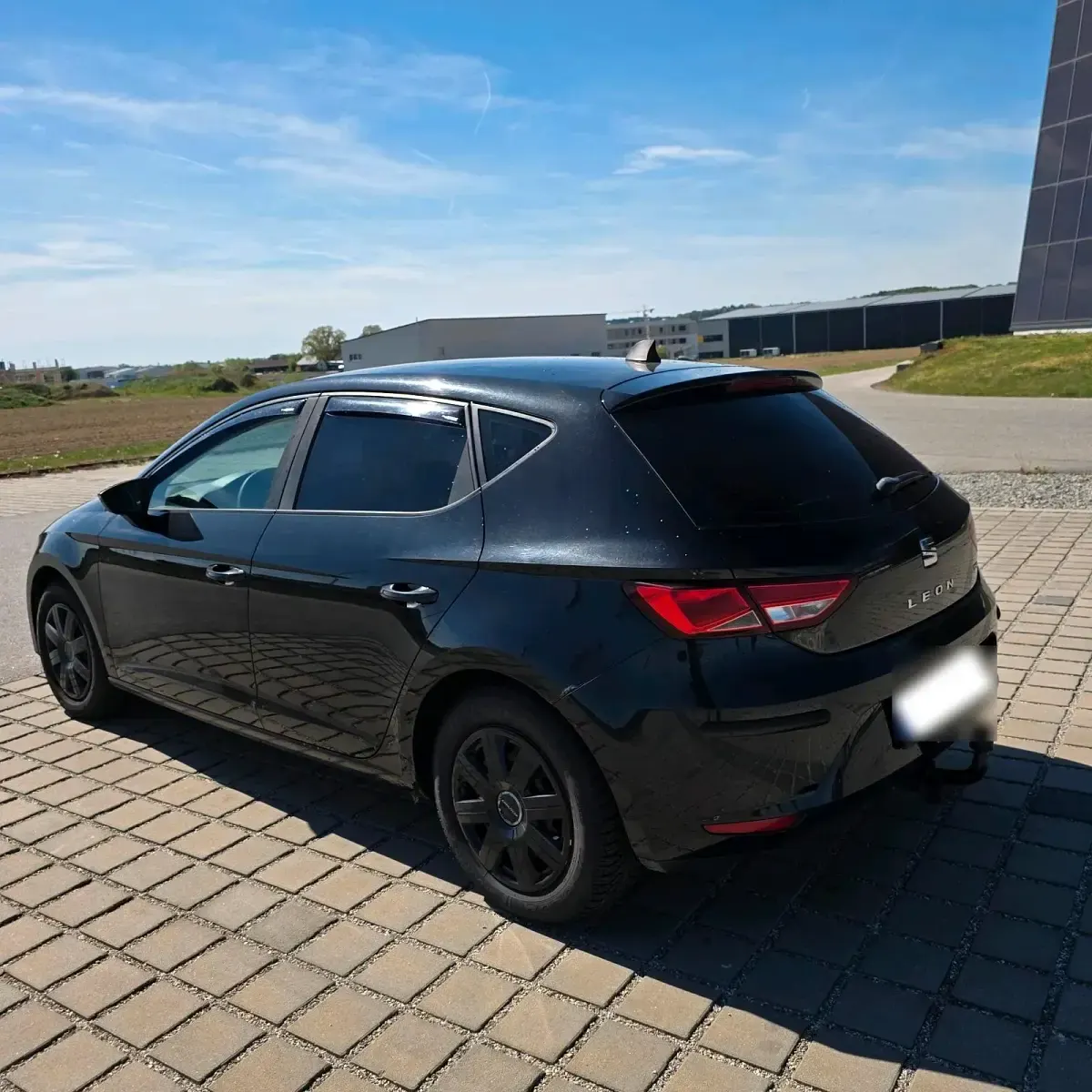 Używany Seat Leon 110 KM (80 kW) 2015 Czarny Sedan/Limuzyna