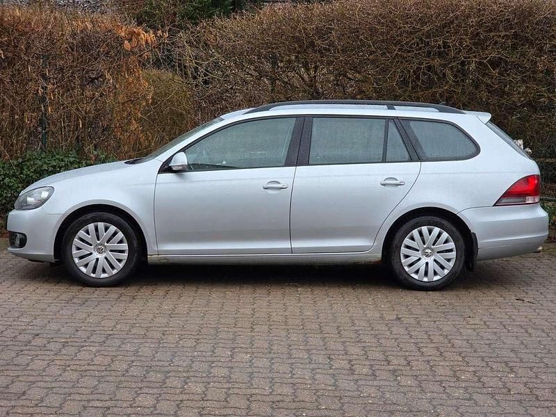 Gebraucht VW Golf VI Trendline 105 PS (77 kW) 2011 Reflexsilber Kleinwagen