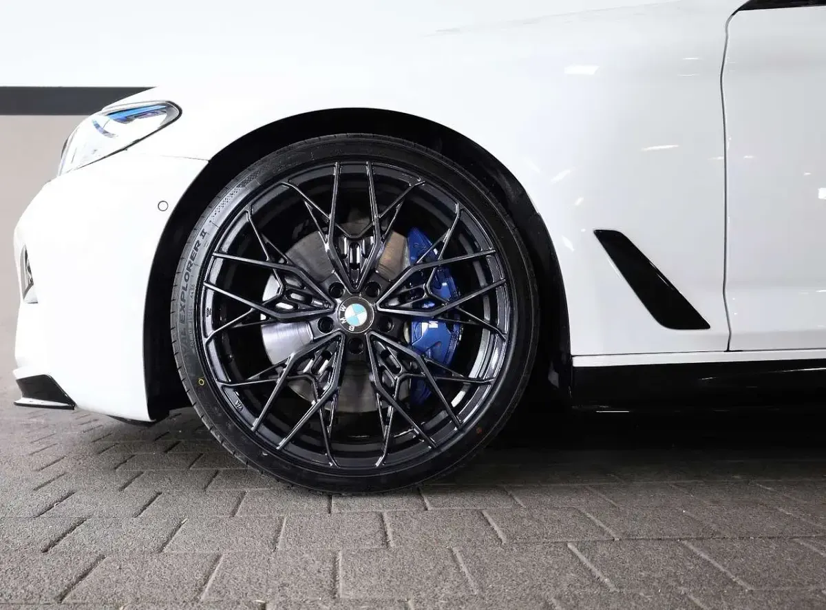 Gebraucht BMW 550 462 PS (339 kW) 2019 Alpinweiss 3 Limousine