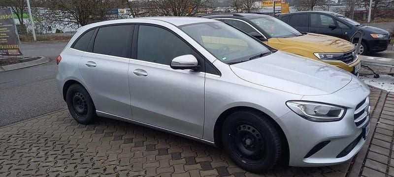 Silber Gebraucht 2020 Mercedes B180 Van / Kleinbus | 19.800 € (Guter Preis) - Bild 1/4
