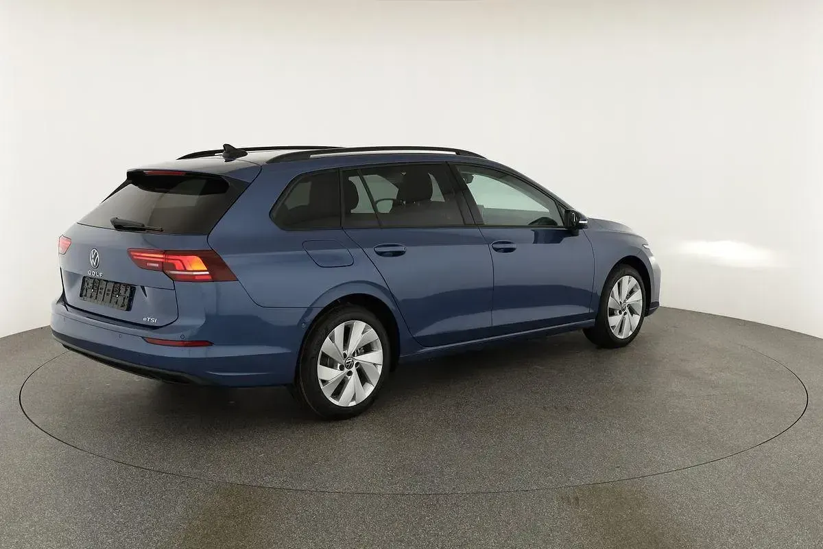 Neu VW Golf VIII Life 150 PS (110 kW) 2026 Anemonenblau metallic Kombi