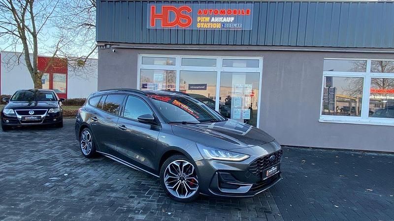 Grau Gebraucht 2022 Ford Focus ST-Line Limousine | 12.990 € - Bild 1/4