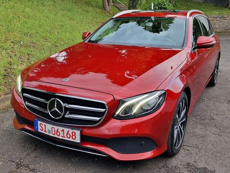 Rot Gebraucht 2020 Mercedes E300 Avantgarde Limousine | 23.000 € (Guter Preis) - Bild 1/4