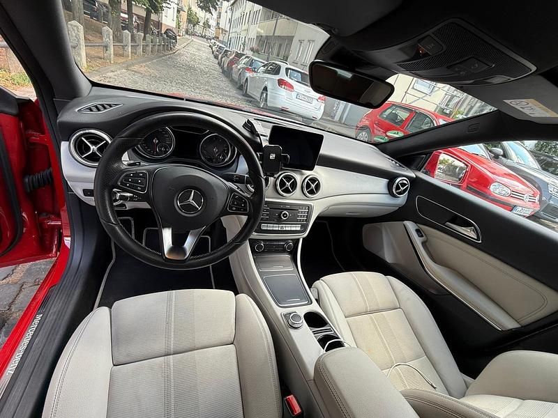Rot Gebraucht 2017 Mercedes CLA200 Limousine | 14.650 € (Superpreis) - Bild 1/4