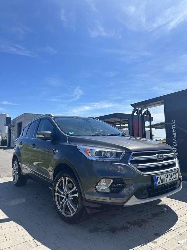 Grau Gebraucht 2016 Ford Kuga Business Edition SUV | 11.500 € (Etwas zu teuer) - Bild 1/4