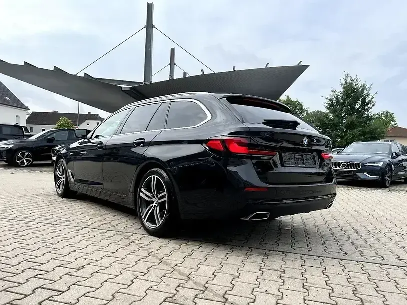 Gebraucht BMW 520 Sport Line 190 PS (139 kW) 2023 Black sapphire metallic Kombi