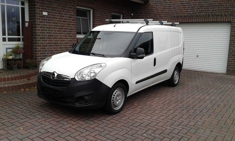 Weiß Gebraucht 2017 Opel Combo Edition Van / Kleinbus | 6.800 € (Guter Preis) - Bild 1/4