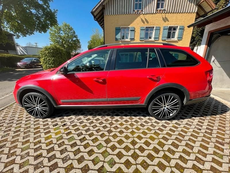Rot Gebraucht 2015 Skoda Octavia Scout Kombi | 11.200 € (Fairer Preis) - Bild 1/4