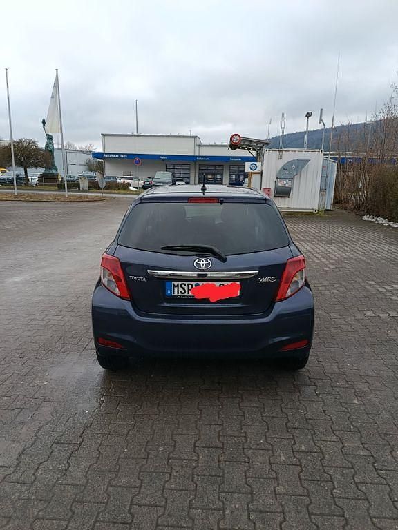 Violet Gebraucht 2011 Toyota Yaris Kleinwagen | 8.500 € (Teuer) - Bild 1/4