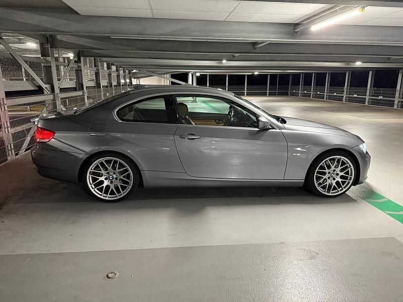 Grau Gebraucht 2010 BMW 325 Comfort Edition Coupé | 17.500 € (Teuer) - Bild 1/4