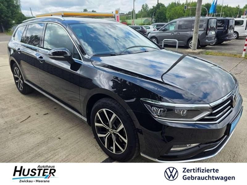 Deepblack perleffekt 6794 (metallic) Gebraucht 2024 VW Passat Elegance Kombi | 37.775 € (Fairer Preis) - Bild 1/2