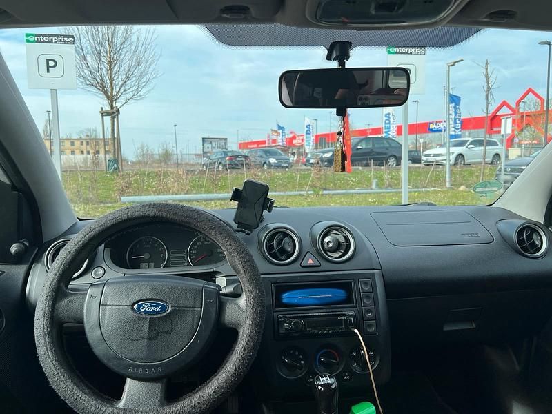 Gebraucht Ford Fiesta 70 PS (51 kW) 2005 Silber Kleinwagen