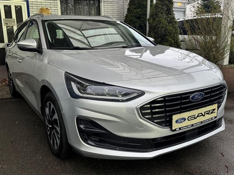 Silber Gebraucht 2025 Ford Focus Titanium Limousine | 23.990 € (Superpreis) - Bild 1/4
