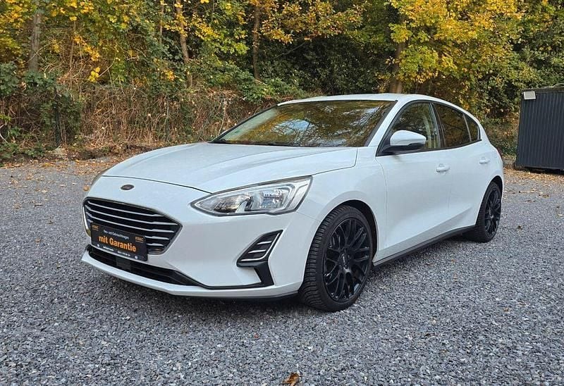 Weiß Gebraucht 2020 Ford Focus Cool & Connect Limousine | 9.499 € (Superpreis) - Bild 1/4
