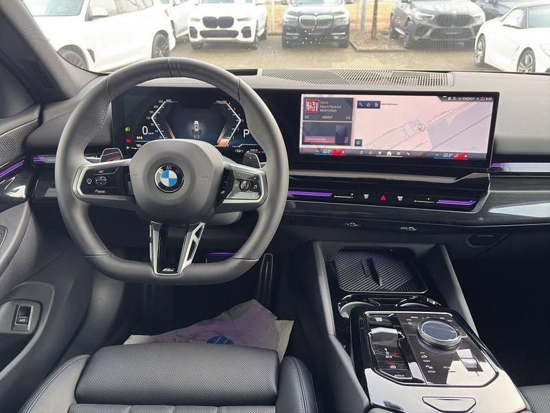 Gebraucht BMW 520 M Sport 197 PS (144 kW) 2025 Mineralweiss metallic Kombi