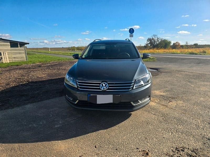 Blau Gebraucht 2013 VW Passat Comfortline Kombi | 11.750 € (Fairer Preis) - Bild 1/4