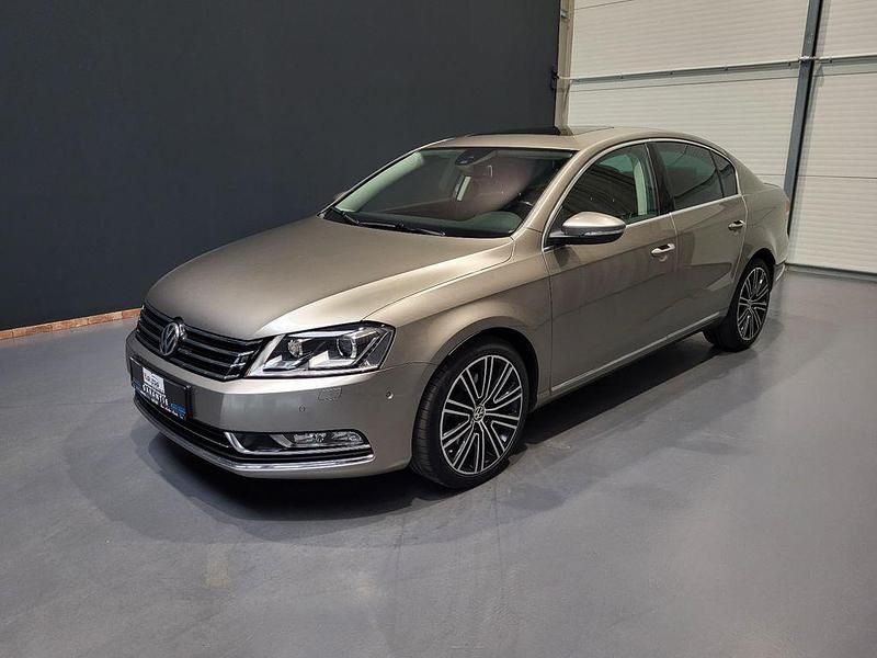 Grau Gebraucht 2014 VW Passat Exclusive Limousine | 16.950 € (Teuer) - Bild 1/4