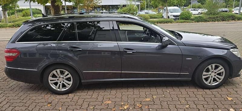 Grau Gebraucht 2011 Mercedes E200 Kombi | 9.500 € (Etwas zu teuer) - Bild 1/4
