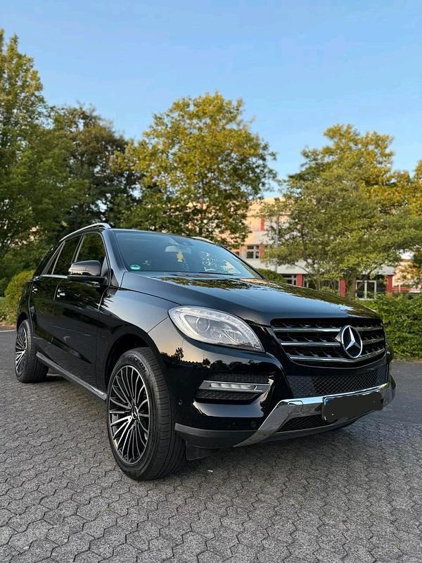 Schwarz Gebraucht 2012 Mercedes ML350 SUV | 17.400 € (Fairer Preis) - Bild 1/4