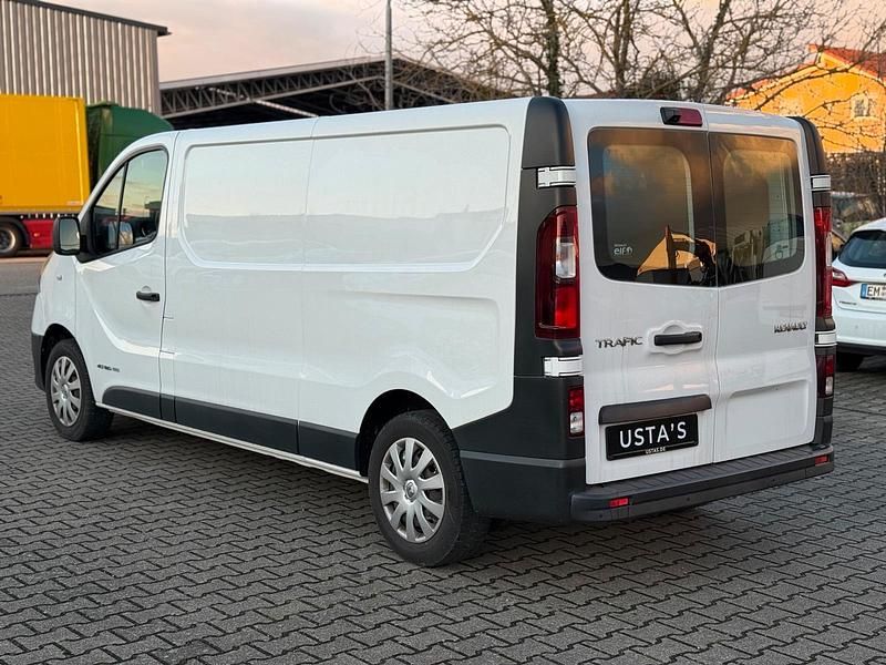 Gebraucht Renault Trafic 115 PS (84 kW) 2015 Weiß Van / Kleinbus