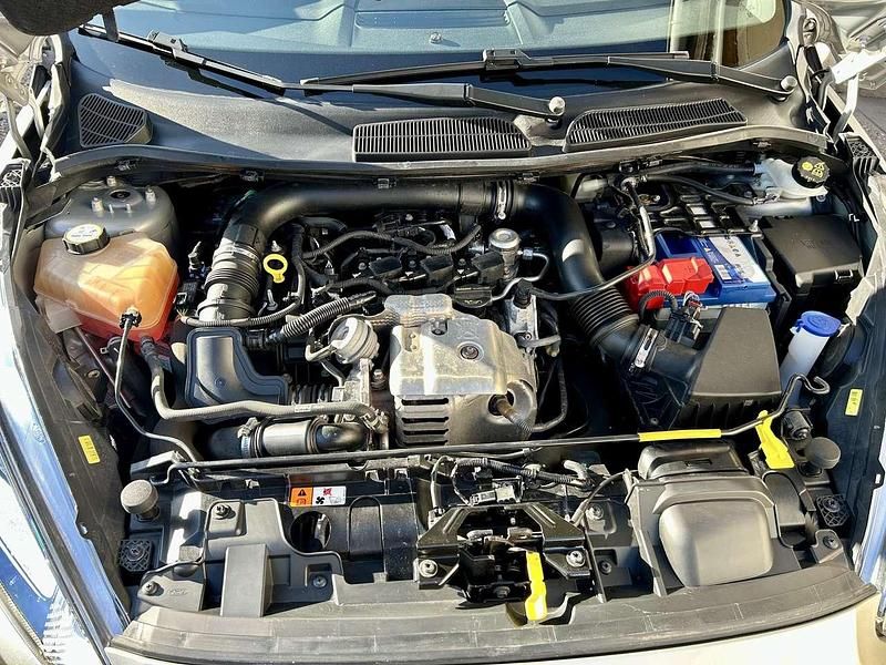 Gebraucht Ford Fiesta Titanium 101 PS (74 kW) 2014 Polarsilber metallic (metallic) Kleinwagen