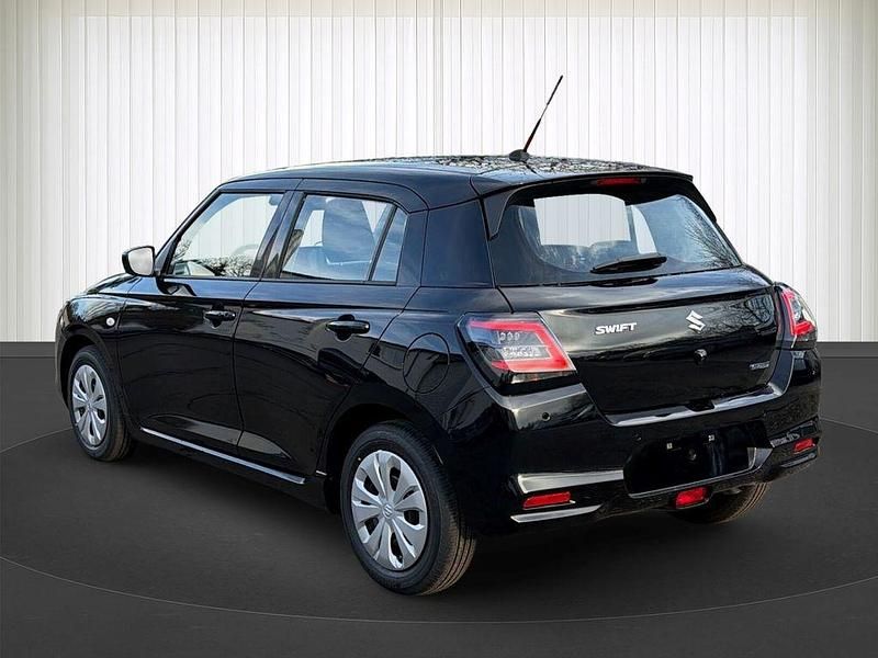 Neu Suzuki Swift Club 83 PS (61 kW) 2025 Schwarz Limousine