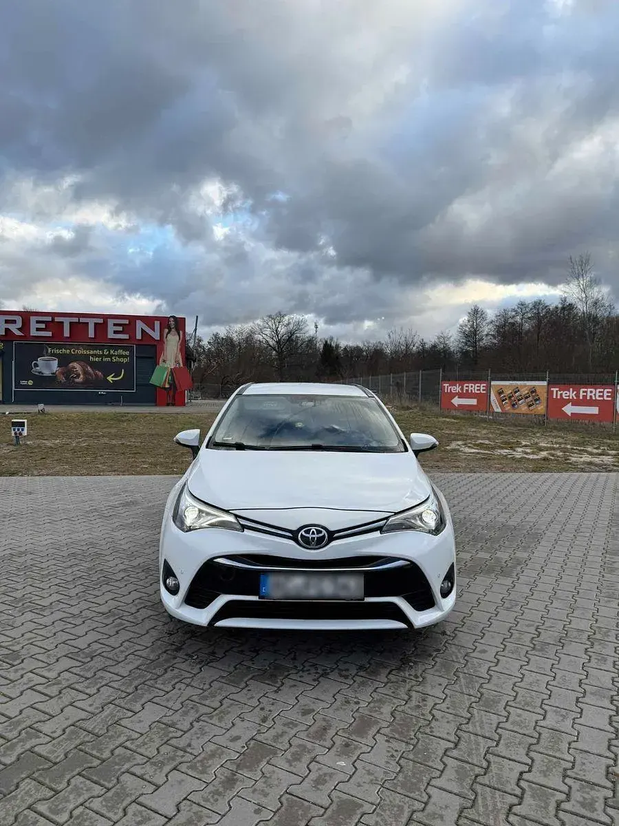 Gebraucht Toyota Avensis 143 PS (105 kW) 2015 Weiß Kombi