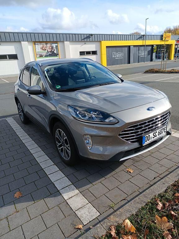Grau Gebraucht 2021 Ford Kuga Titanium SUV | 22.500 € (Superpreis) - Bild 1/4