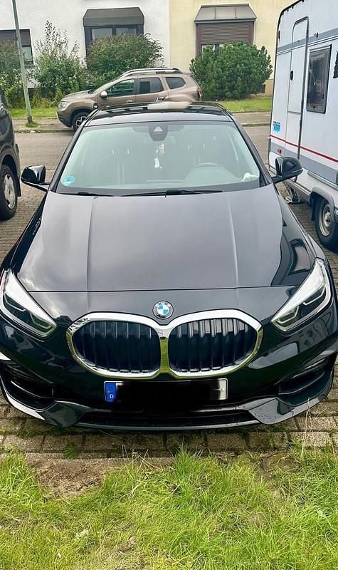 Schwarz Gebraucht 2019 BMW 118 Coupé Sport Line Coupé | 17.900 € - Bild 1/4