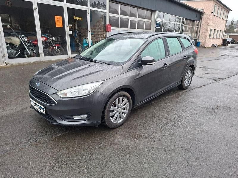 Gebraucht Ford Focus Trend 125 PS (91 kW) 2018 Grau Limousine