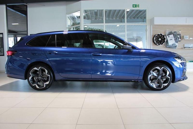 Neu Skoda Superb SportLine 193 PS (141 kW) 2025 Blau Kombi