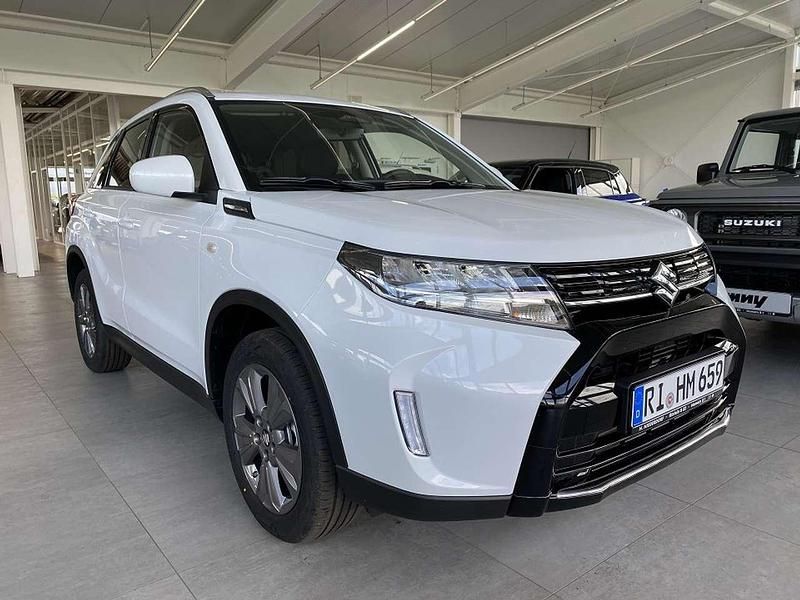 Weiß Gebraucht 2024 Suzuki Vitara Comfort SUV | 23.400 € (Guter Preis) - Bild 1/4