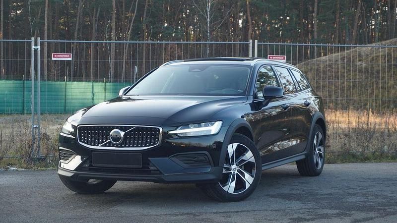 Schwarz Gebraucht 2023 Volvo V60 CC Kombi | 34.900 € (Superpreis) - Bild 1/4
