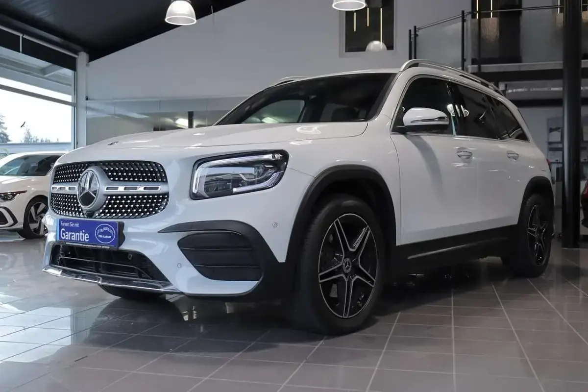 Gebraucht Mercedes GLB200 AMG line 163 PS (119 kW) 2020 Digitalweiss  metalliclack SUV