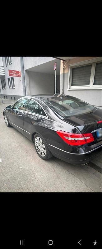 Gebraucht Mercedes E200 184 PS (135 kW) 2011 Schwarz Coupé