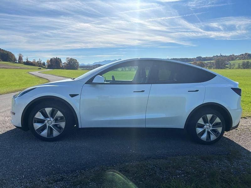 Weiß Gebraucht 2023 Tesla Model Y SUV | 34.900 € (Fairer Preis) - Bild 1/4